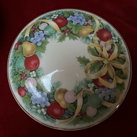 Mikasa Covered Trinket Box.”Christmas Bouquet” Christmas Garland. - Picture 5 of 10